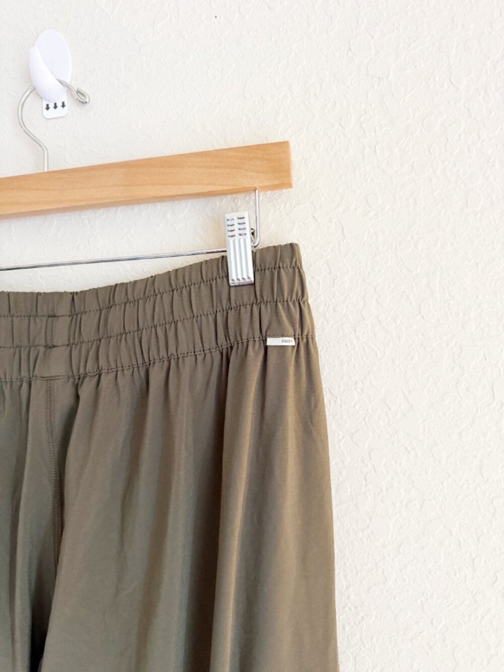 Vuori Olive Cargo Jogger Pants Size Large Performance Travel Utility Pants - Picture 5 of 8